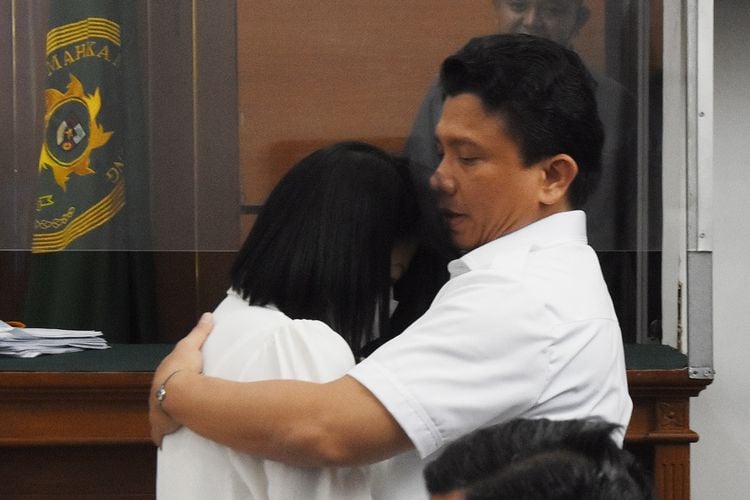 Hakim Minta Putri Candrawathi Berhenti Nangis dalam Persidangan: Lama-Lama Hakimnya Ikut Nangis