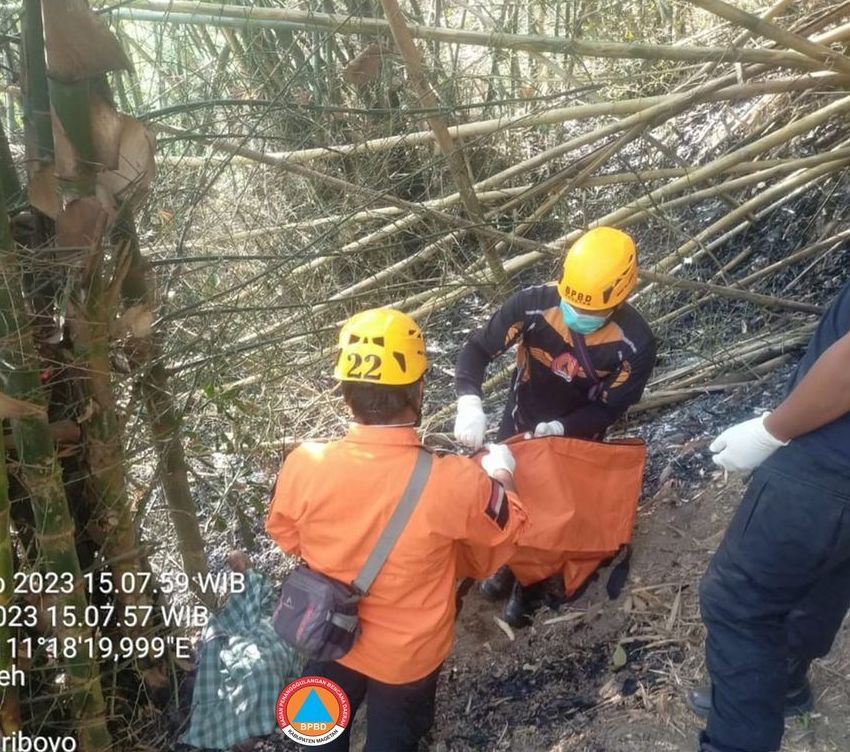 Petugas saat mengevakuasi jasad korban kebakaran di Bangsri Ngariboyo