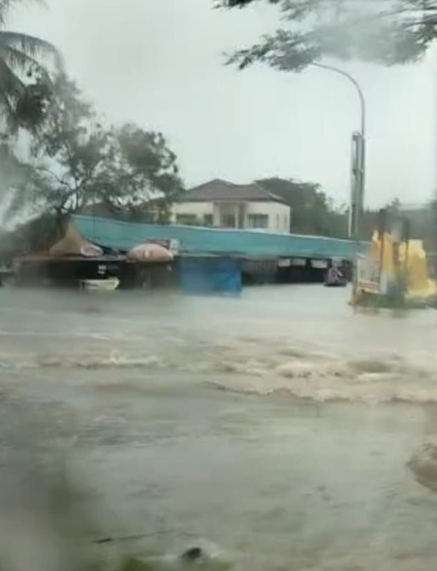 Kondisi hujan yang mengguyur Kota Batam seharian mengakibatkan banjir di beberapa lokasi jalan raya.