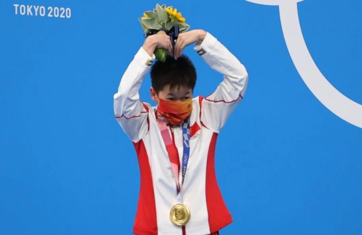 Kisah hidup Quan Hongchan yang ingin membantu menghidupi keluarga dengan memenangkan medali emas di platform 10 meter putri ini sangat mengetuk pintu hati banyak pihak di China.