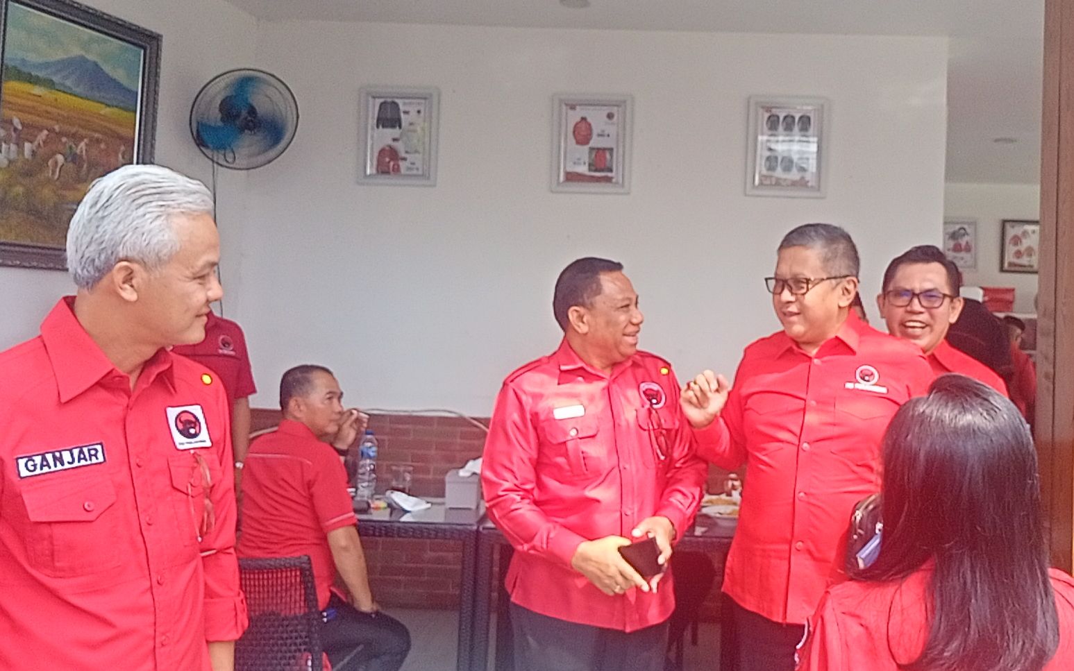 Bupati Malaka Begitu Mesra Saat Menyapa Sekjen PDI PerjuBupati Malaka, Simon Nahak begitu mesra saat menyapa Hasto Kristiyanto, selaku Sekretaris Jenderal DPP PDI Perjuangan.