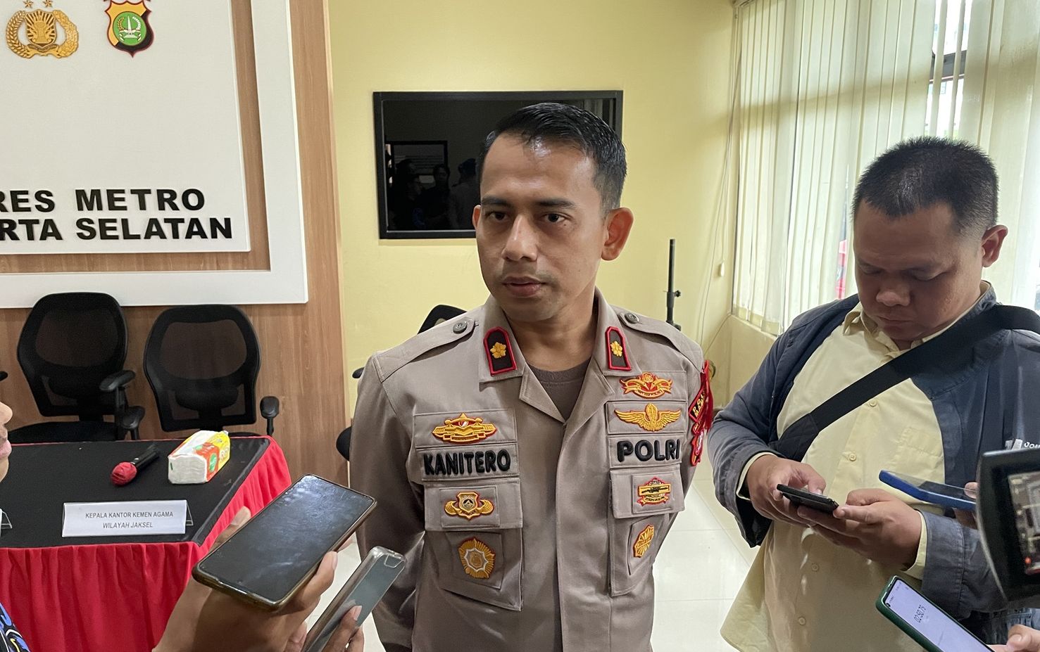 Kapolsek Mampang Kompol David Kanitero saat dimintai keterangan terkait keributan di Kemang, Jakarta Selatan pada Rabu, 6 Maret 2024.