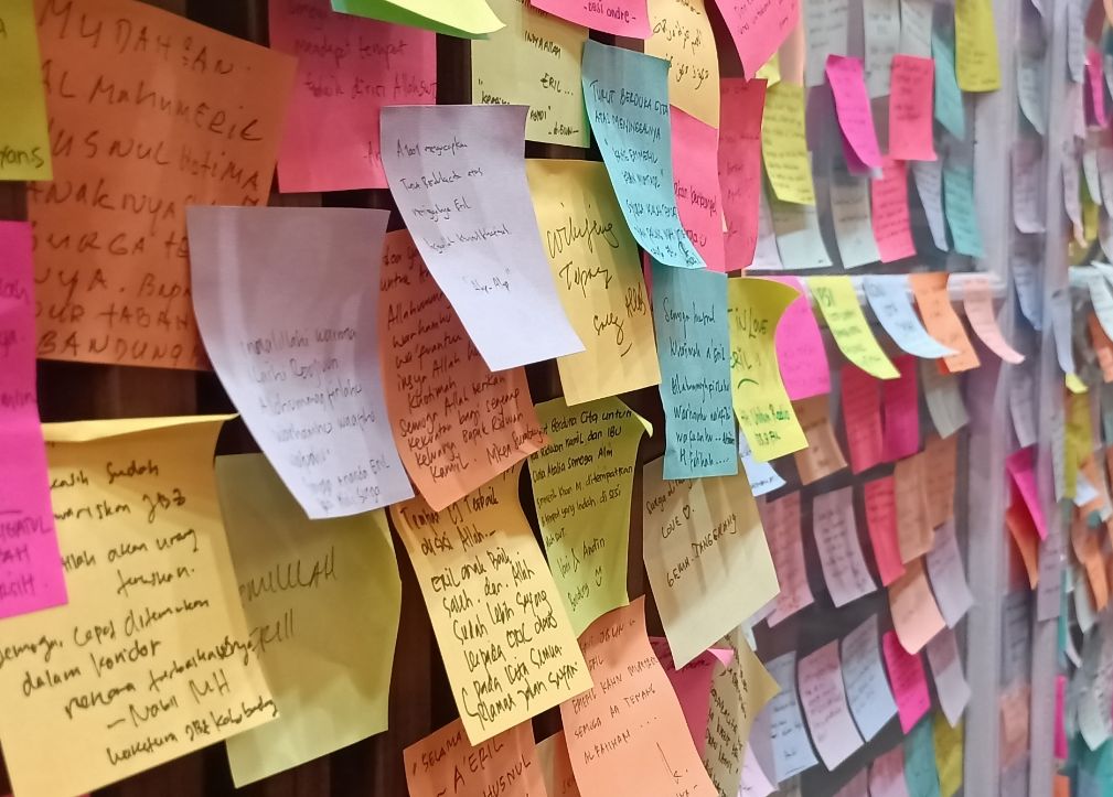 Ribuan kertas warna-warni tertempel di Ruang Rapat Biru Gedung Pakuan