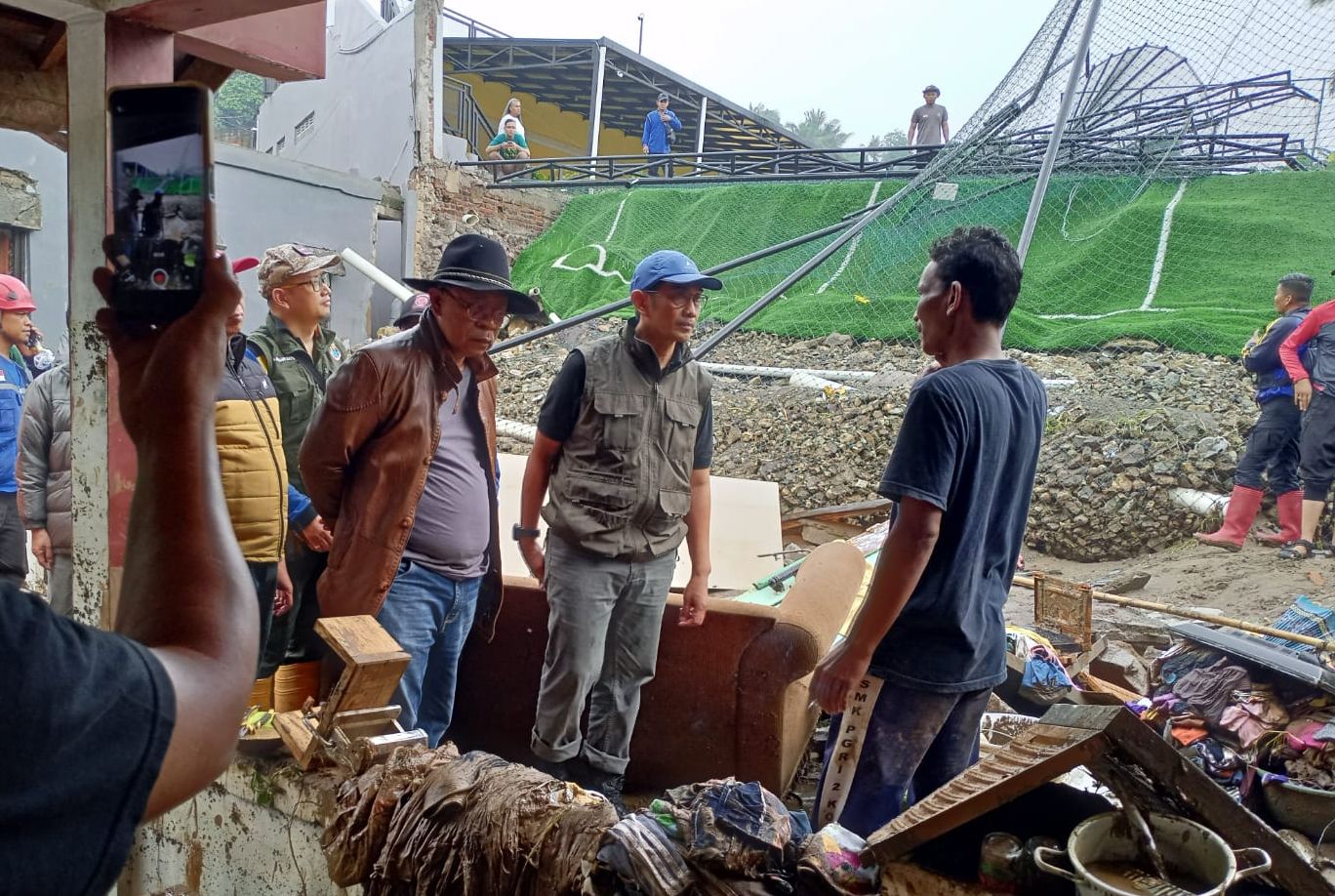 Sekda Kota Cimahi Dikdik S. Nugrahawan beserta jajaran memantau lokasi bencana banjir di Kelurahan Cipageran Kecamatan Cimahi Utara Kota Cimahi. 