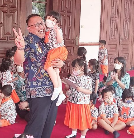 Pj Walikota Salatiga Sinoeng N Rachmadi menggendong anak TK saat kunjungan di Rumdin Walikota
