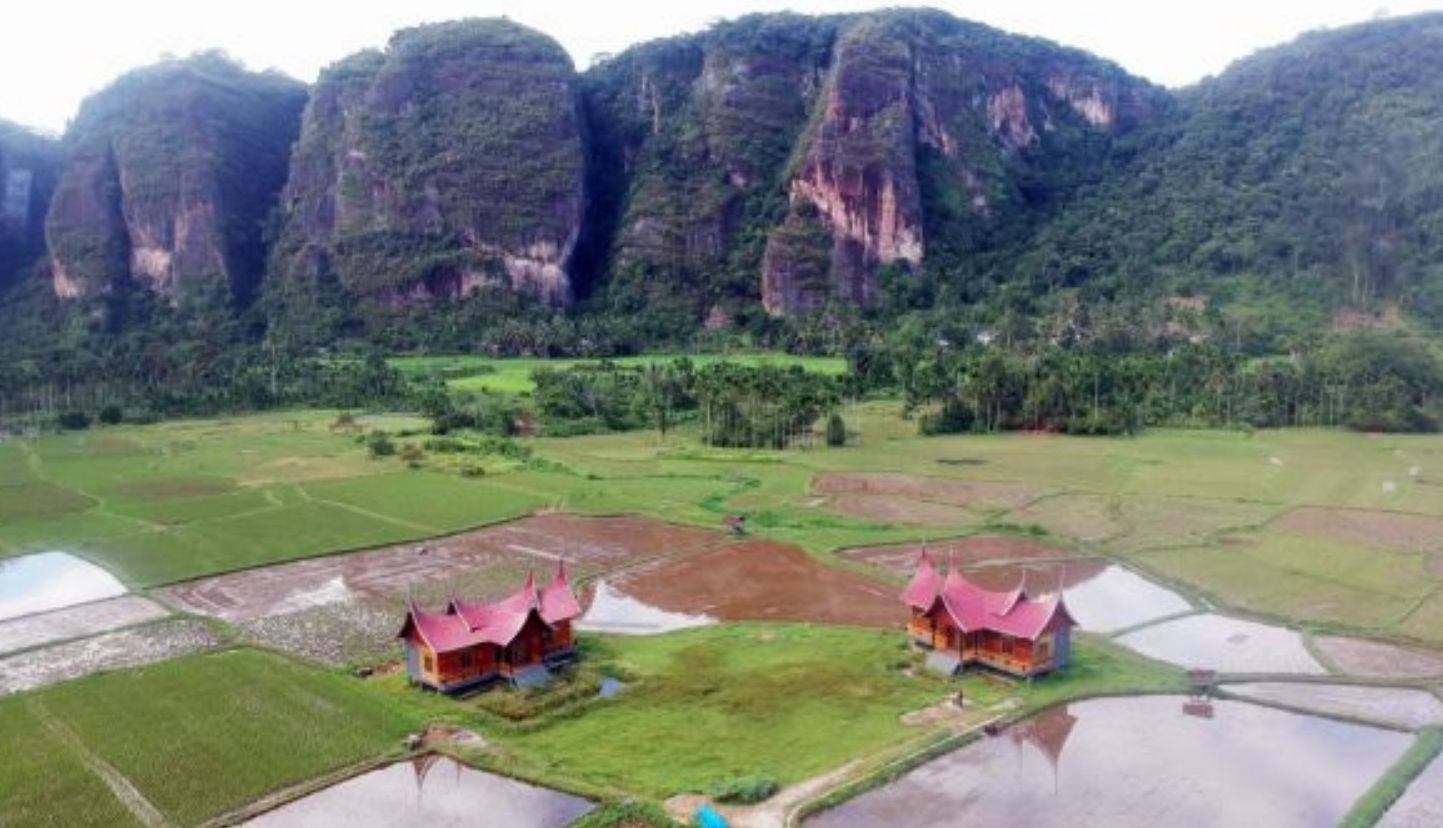 Lembah Harau di Kabupaten Lima Puluh Kota, Sumatra Barat. 
