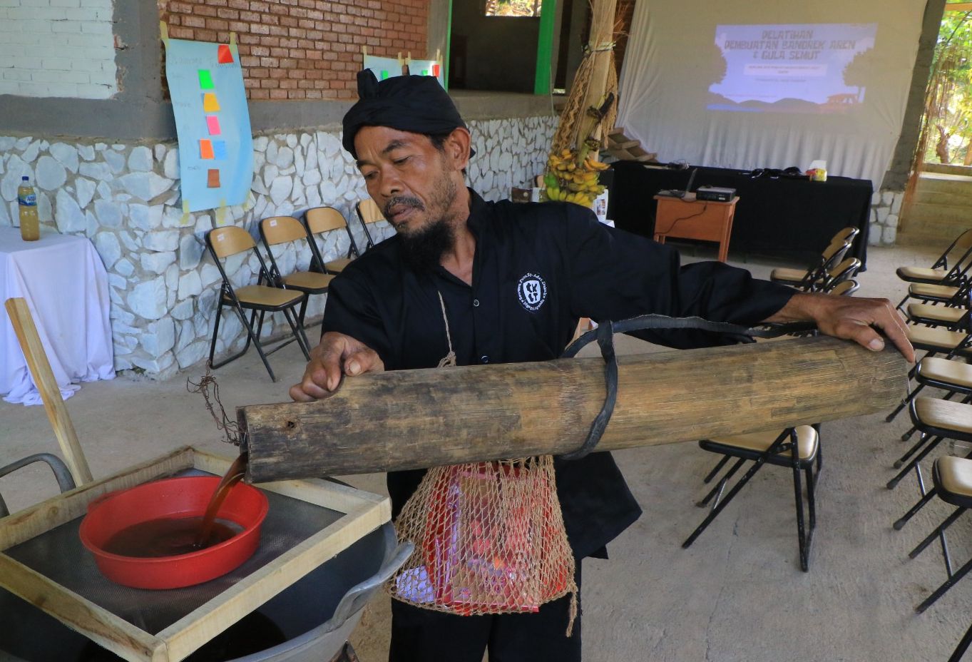 Pelatihan Penguatan Lembaga Adat melalui Produk dan Kriya Berbasis Aren di Kampung Adat Dukuh, Cikelet, Garut