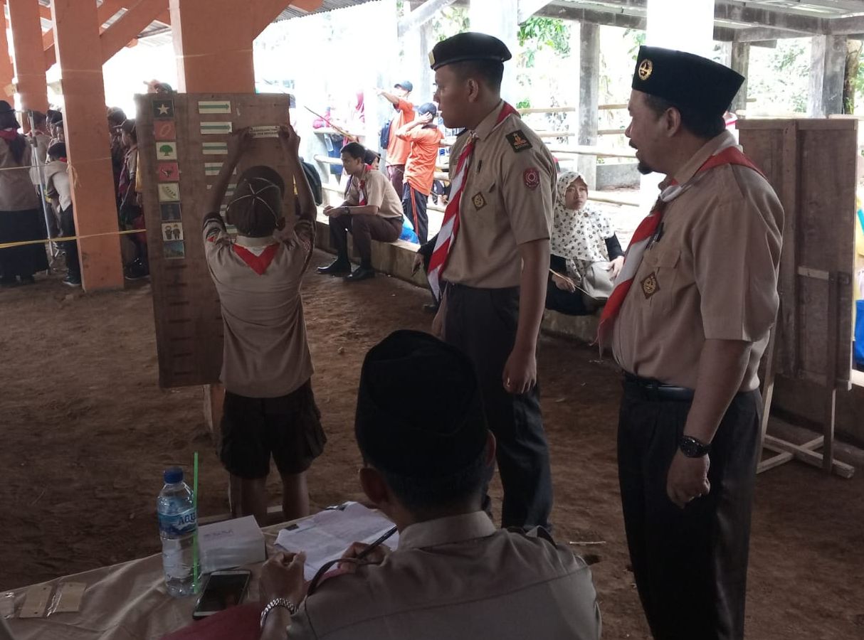 Salah satu peserta Pesta Siaga di Kwarran Punggelan sedang mengikuti mata uji pada salah satu Taman
