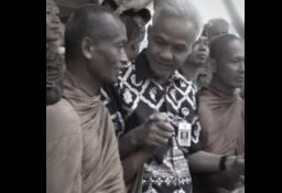 Ganjar Pranowo menggenggam erat tangan biksu yang sedang Thudong, berjalan dari Thailand ke Candi Borobudur.