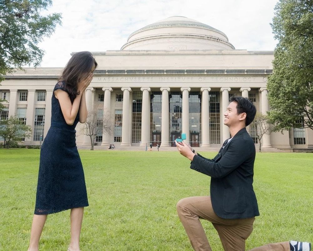 Belva Devara Mantan Stafsus Presiden Lamar Sang Kekasih di Depan Gedung Massachusetts Institute of Technology Amerika/Instagram