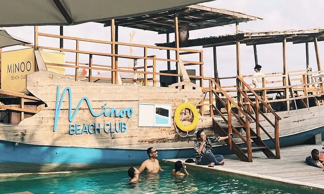 Manarai Beach House, Satu-satunya Beach Club Free Entry Bisa Berenang dan Main Foam Sepuasnya