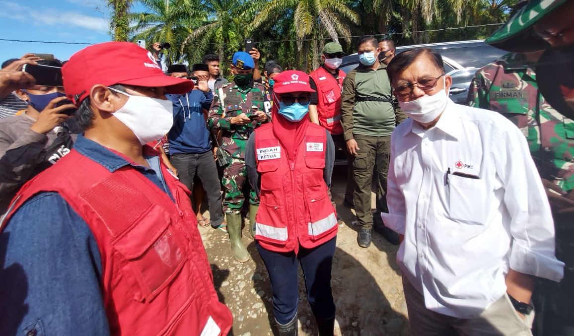 Jusuf Kalla saat melakukan peninjauan pasca banjir di Luwu Utara. /Fian PMI Palopo.