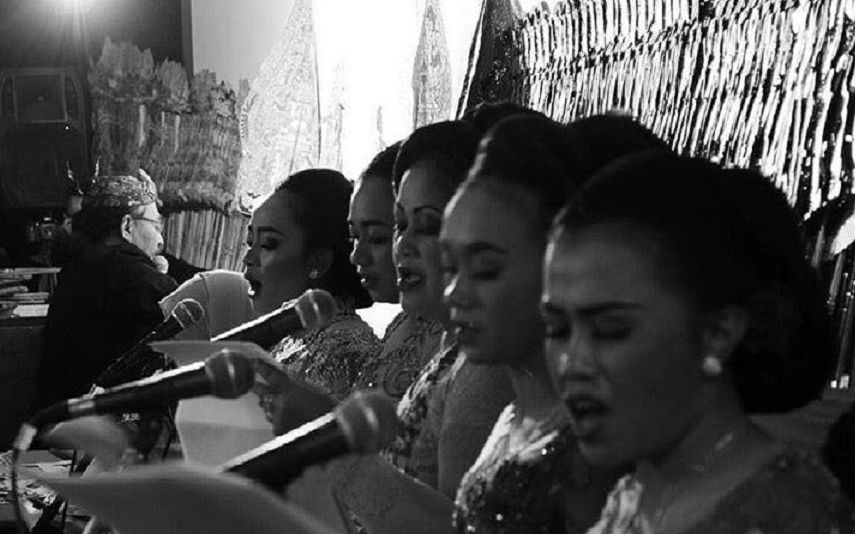 Para sinden tengah bernyanyi saat Sudjiwo Tedjo jadi dalang./@sudjiwotedjo