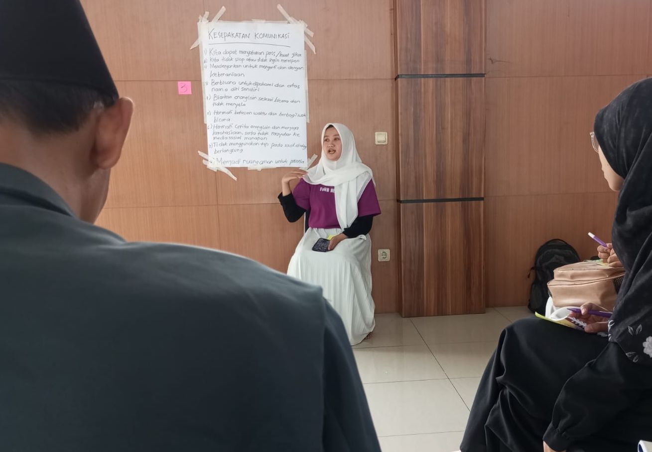 engurus Fatayat NU Jawa Barat Hanipah Apriliani saat dialog dengan peserta Diskusi Pengenalan Islam Damai untuk Forum Keagamaan Seri I di Aula PWNU Jawa Barat, Bandung, Selasa, 15 November 2023.