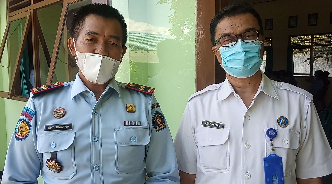 Kepala Bapas Kelas II Purwokerto Edy Suwarno dan Kepala BNNK Banyumas Agus Untoro dalam kegiatan layanan pasca rehab, 9 Nopember 2021.