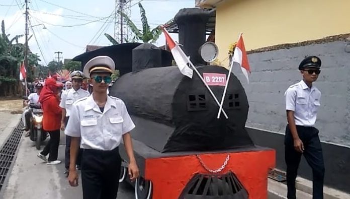 Kereta api hasil buatan warga RW 5 Desa Klampok, pada gelaran event karnaval 27 Agustus 2023, dalam rangka memeriahan peringatan HUT ke-78 Republik Indonesia