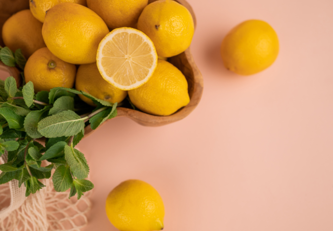 Buah lemon, salah satu buah yang baik dikonsumsi untuk menjaga dan merawat kulit agar tetap sehat dan cerah./Pexels./