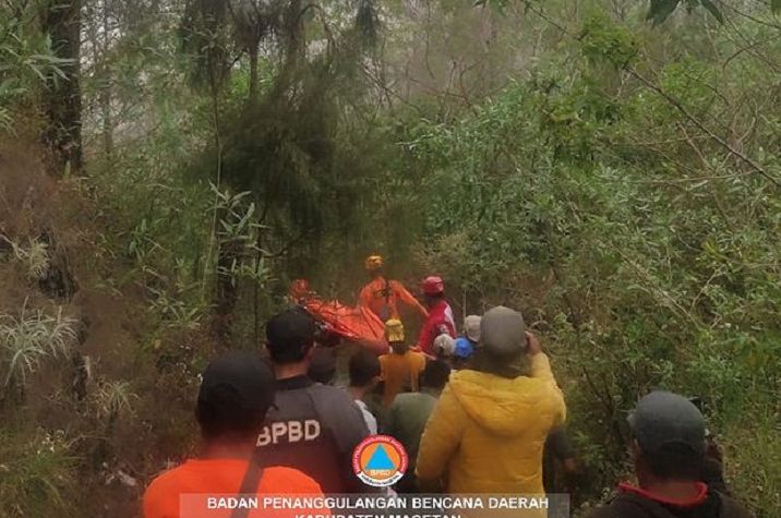Tim dari BPBD dan AGL Gunung Lawu serta petugas gabungan saat melakukan evakuasi jasad korban