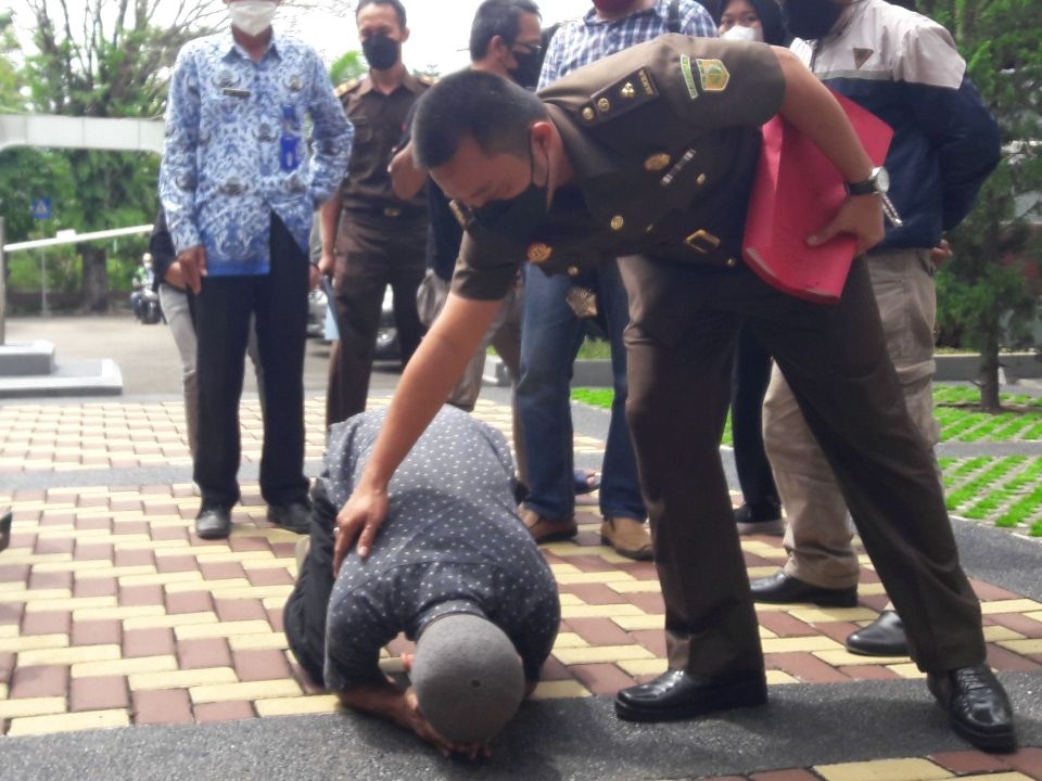 Comara (41), tersangka kasus pencurian yang dibebaskan dari tuntutan melalui upaya restorative justice yang diajukan pihak Kejari Garut, sujud syukur di halaman Kantor Kejari Garut di Jalan Suherman, Tarogong Kidul.