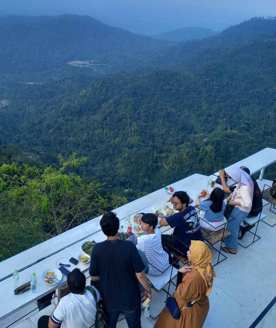 Tempat wisata Tumpeng Menoreh yang berada di Jalan Kebun Teh Nglinggo, Dusun Sumbersari, Desa Ngargoretno, Kapanewon Samigaluh, Kabupaten Kulonprogo ini sangat beda. Sangat mengasyikkan.