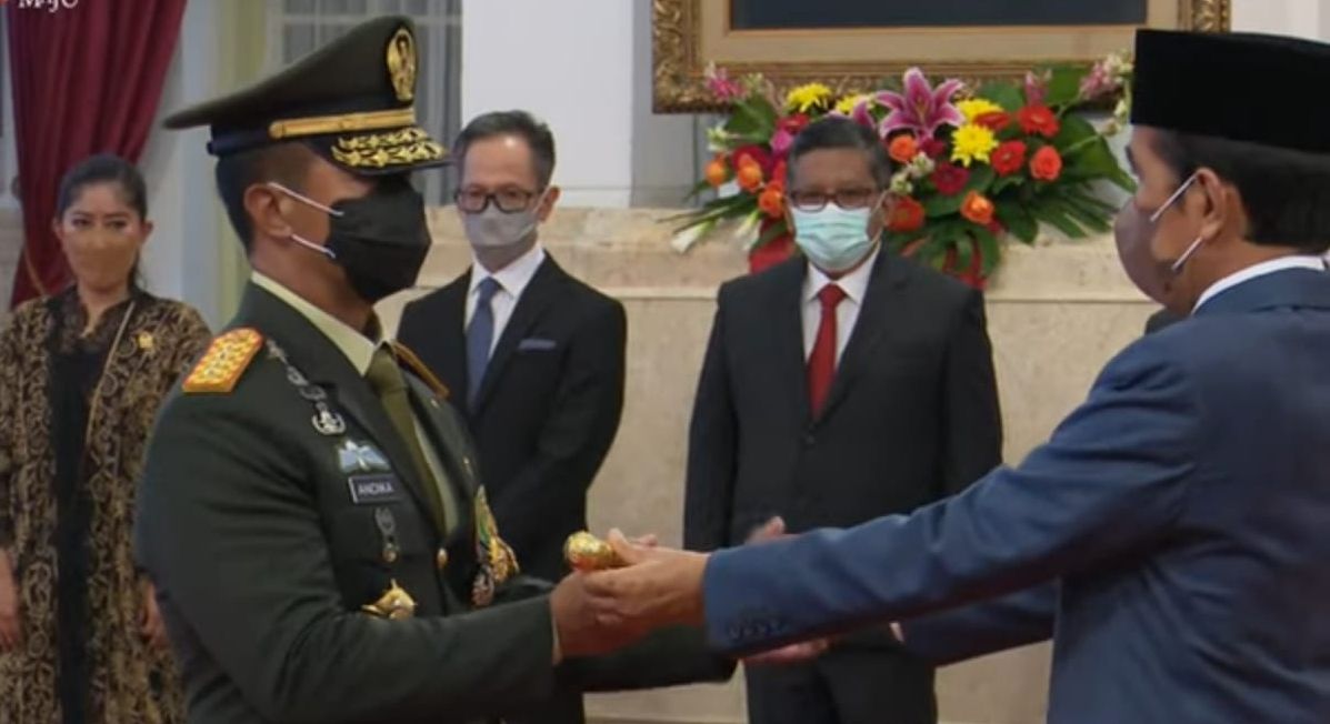 Jenderal Andika Perkasa dilantik menjadi Panglima TNI oleh Presiden Joko Widodo, , di Istana Negara Jakarta, Rabu 17 November 2021.