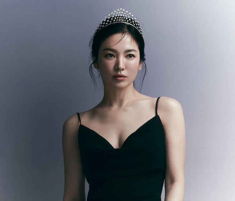 Song Hye Kyo dengan mahkota