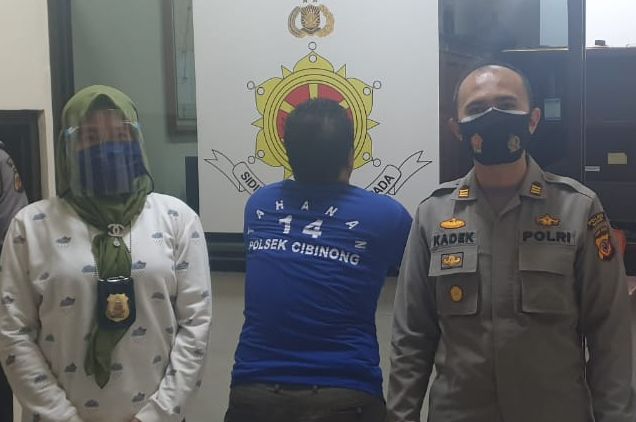 Pelaku pembunuhan guru ngaji di Bogor (kaos biru) ditangkap aparat petugas gabungan Polsek Cibinong dan Polres Bogor, Rabu 4 November 2020