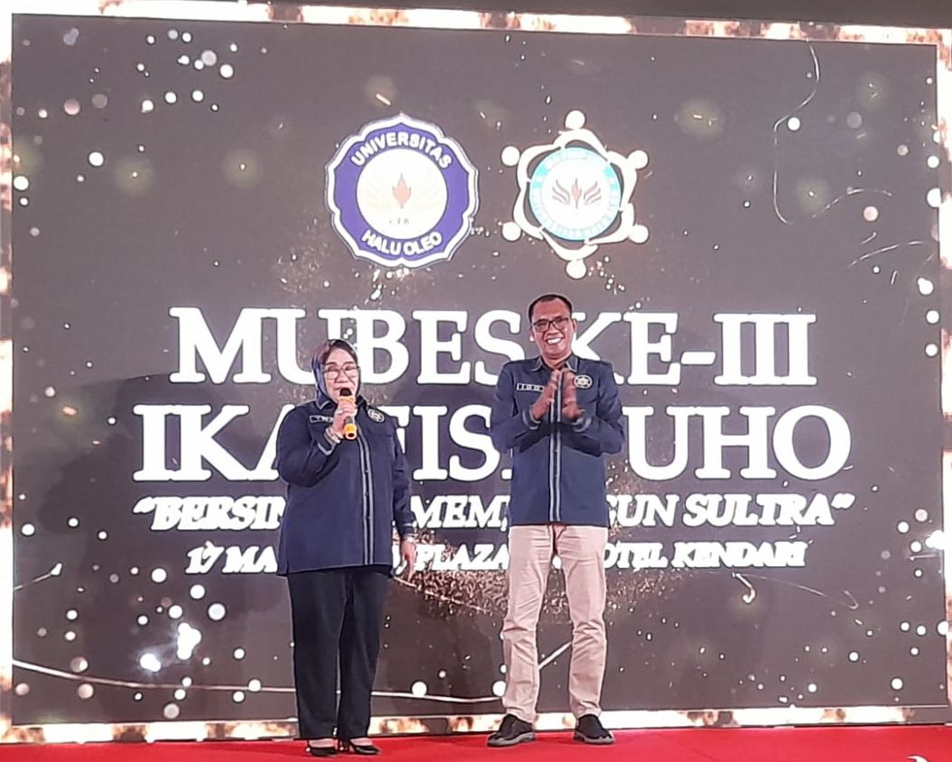 Tina Nur Alam (kiri) saat diminta kesiapannya memimpin IKA FISIP UHO. 