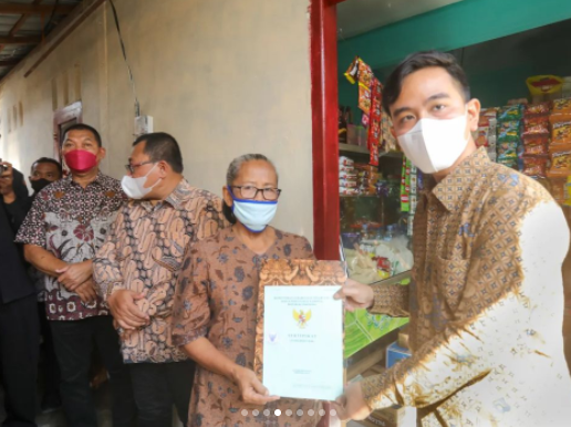 Gibran serahkan sertifikat rumah HM pada warga Eks HP 001 Kelurahan Mojo, Kecamatan Pasar Kliwon dengan mendatangi rumah warga satu per satu.