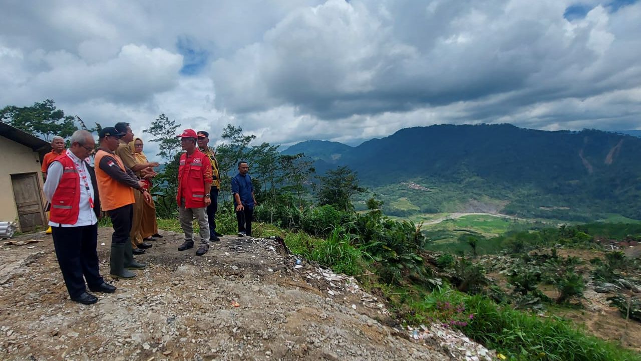 Ketua PMI Jawa Tengah meninjau lokasi pergerakan tanah di desa Bantar kecamatan Wanayasa
