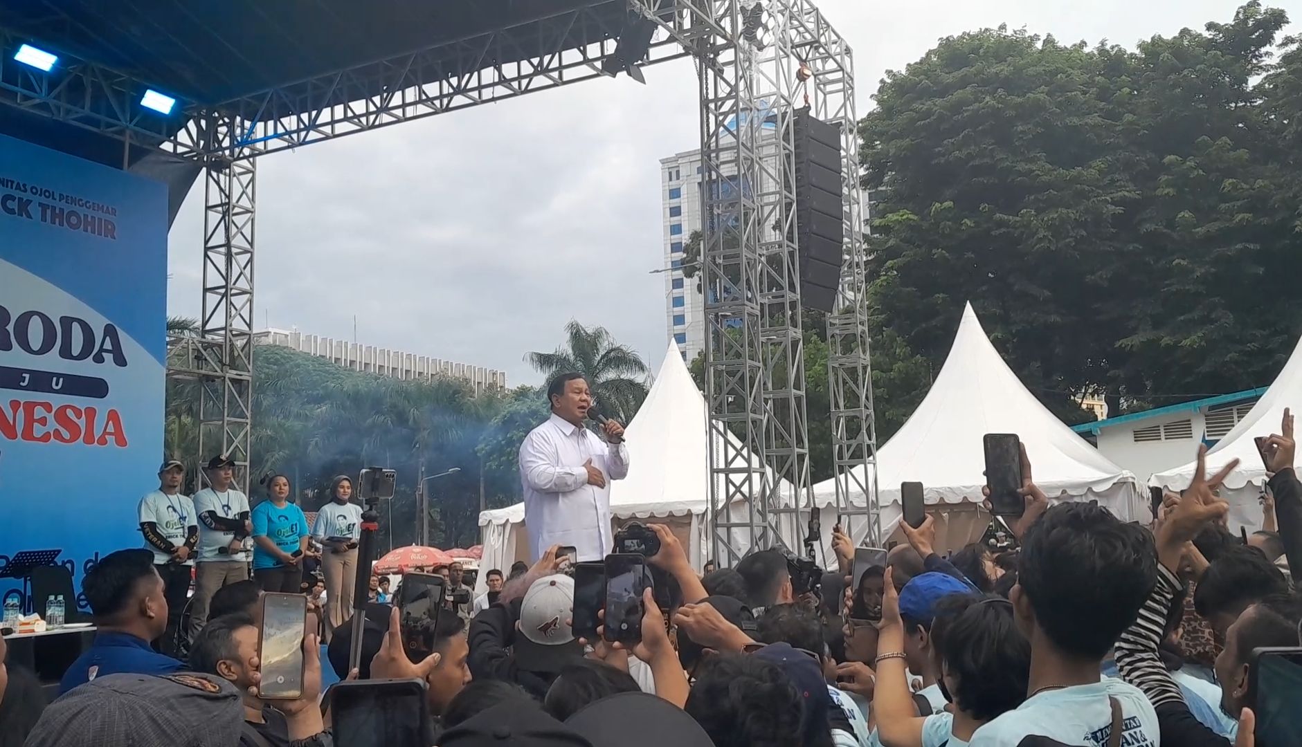 Prabowo meminta penilaian dari sopir ojol.