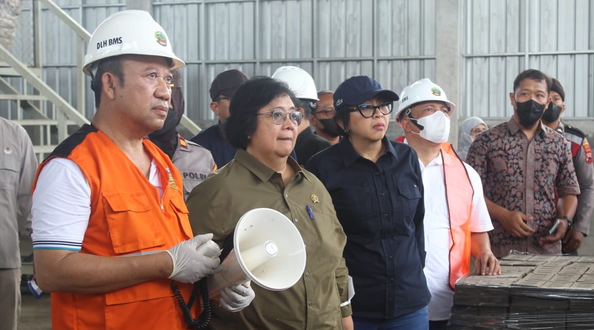 Menteri Menteri Lingkungan Hidup dan Kehutanan, Siti Nurbaya memantau langsung pengelolaan sampah di Kabupaten Banyumas.