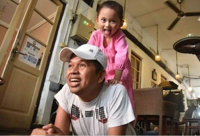 Dedi Mulyadi bersama anaknya Nyi Hyang ditengah keretakan rumah tangganya bersama Bupati Purwakarta Anne Ratna Mustika