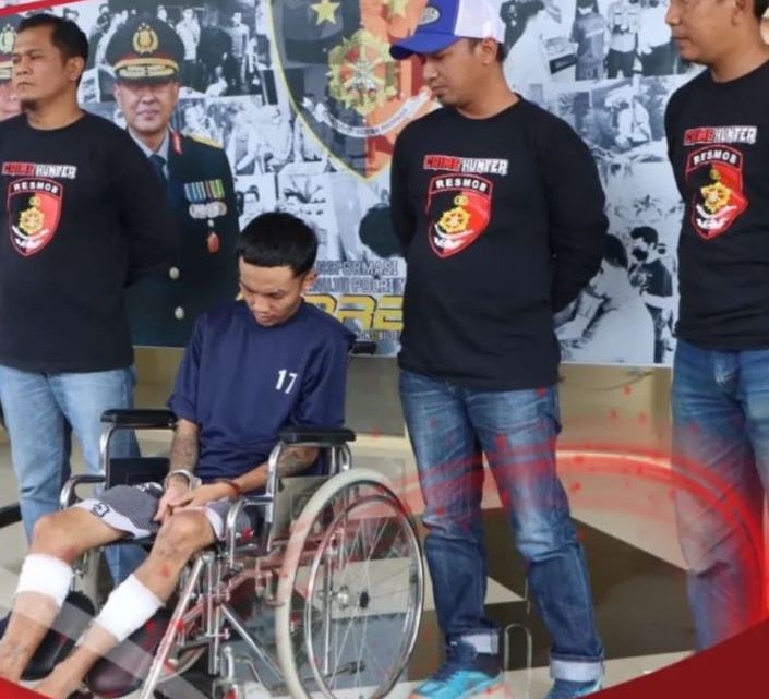Tersangka TK alias Tatan anggota geng motor yang terpaksa dihadiahi timah panas di kedua kakinya akibat mencoba melarikan diri dan memberikan perlawanan saat akan ditangkap anggota Resmob Polresta Bandung.