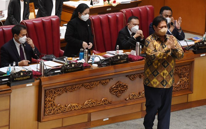     Economy Coordinating Minister Airlangga Hartarto (right) greets DPR members after handing over the government's final opinion file to DPR leaders during the second-level discussion of the Job Creation Bill in the Plenary Session at the Parliament Complex, Senayan, Jakarta, on Monday, October 5, 2020.