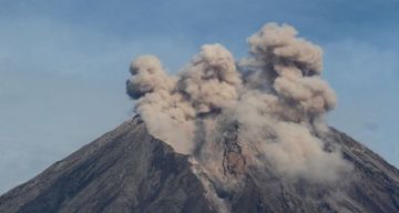 Awan panas yang keluar dari kawah gunung Semeru terlihat dari desa Supiturang, Pronojiwo, Lumajang, Jawa Timur, Jumat, 10 Desember 2021.