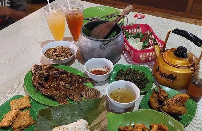 Aneka menu sajian masakan khas Sunda di tempat wisata kuliner Rumah Makan Saung Gunung Jati, Tasikmlaya.