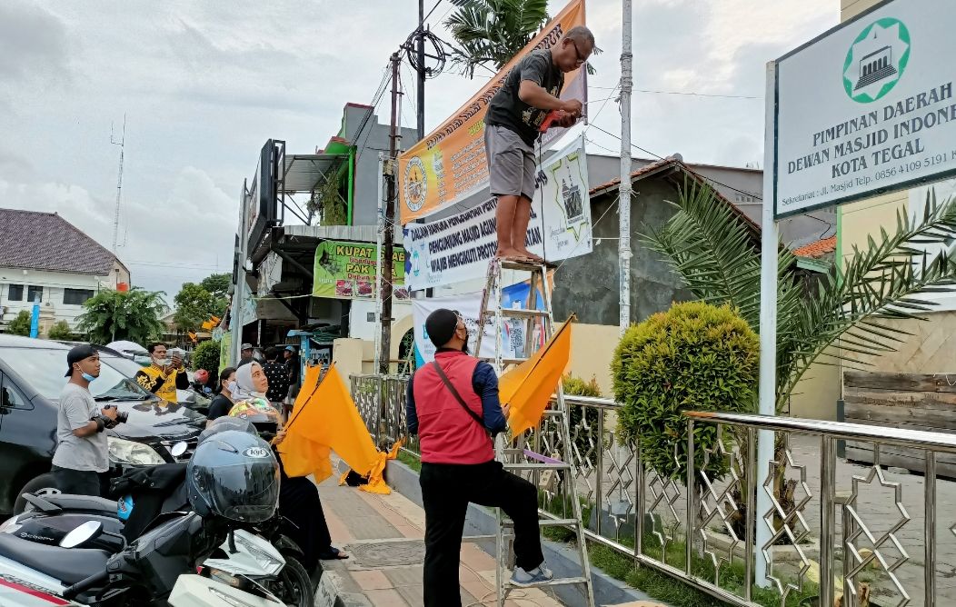 Pemasangan bendera kuning di halaman Masjid Agung Tegal