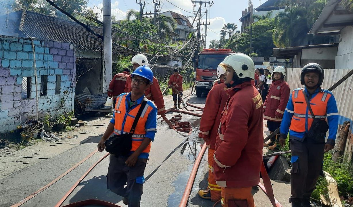 Kebakaran kembali terjadi di sebuah warung bekas proyek di daerah Badung. Begini kondisi sekitar tempat kejadian perkara.