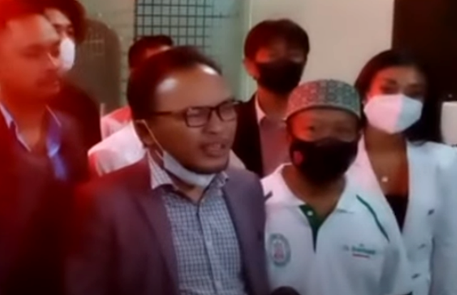 Yosef (kiri berpeci) bersama kuasa hukumnya, Rohman Hidayat (kanan berkacamata), seusai pemeriksaan di Polda Jawa Barat, Kamis, 25 November 2021 malam.