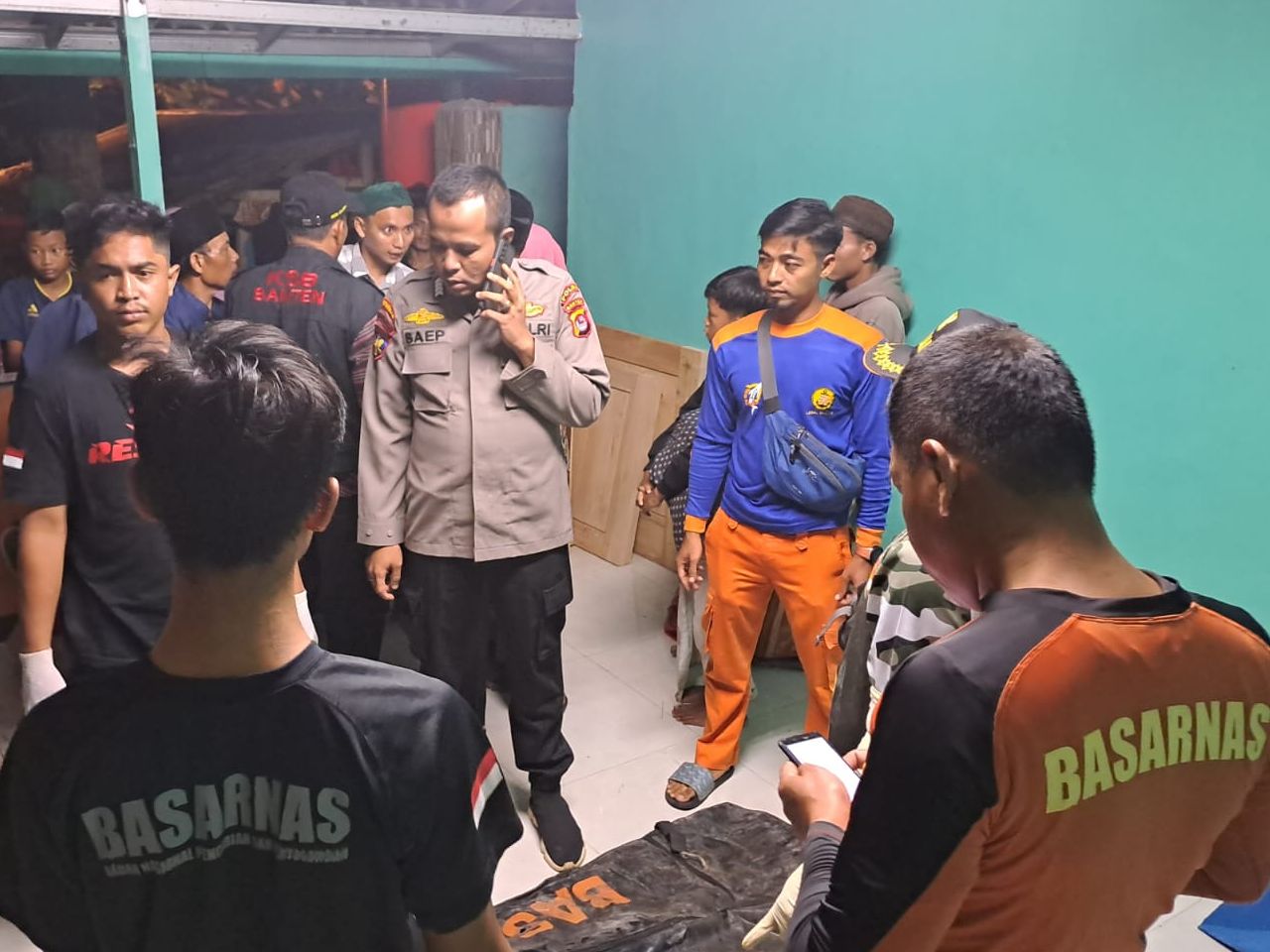 Tim SAR gabungan saat berhasil melakukan evakuasi korban pemancing yang tenggelam di Muara Sungai Pangaradan, Kecamatan Anyar Kabupaten Serang, Minggu 2 April 2023. 