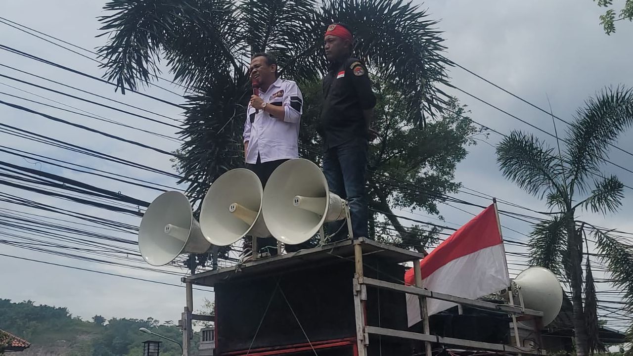 Ormas Manggala Garuda putih menggelar aksi di depan Pengadilan Negeri Bale Bandung, Rabu (7/2/2023).