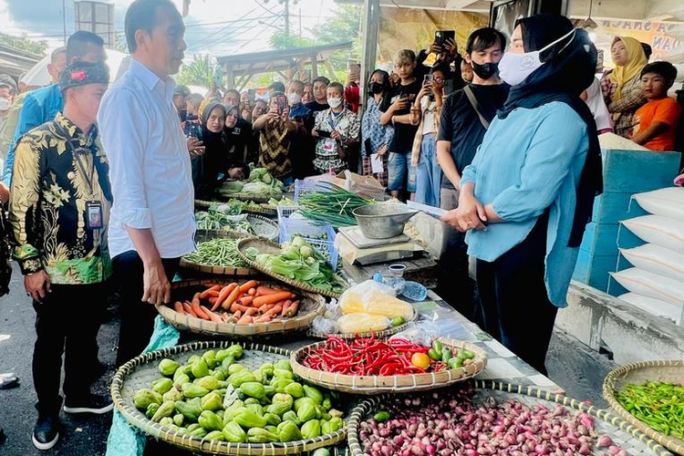 Presiden Jokowi Cek Harga Kebutuhan Pokok di Pasar Baleendah Bandung, Begini Hasilnya