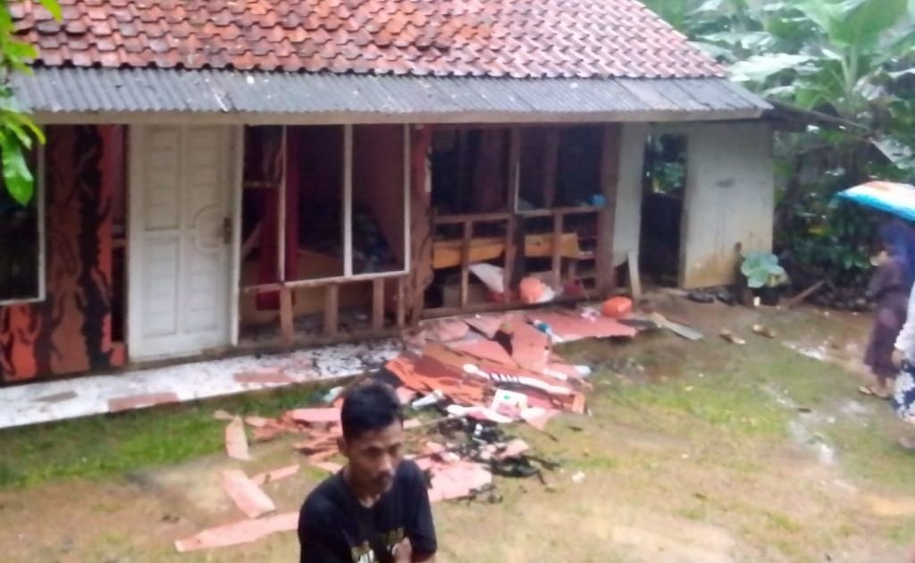 Salah satu rumah di Kecamatan Kalipucang, Kab Pangandaran rusak berat setelah tersambar petir pada Minggu, 25 Februari 2024.