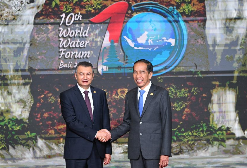 Presiden Joko Widodo (kanan) berjabat tangan dengan Perdana Menteri Tajikistan Qohir Rasulzoda (kiri) 
