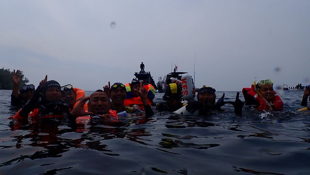 Wali Kota Cilegon Helldy Agustian berfoto bersama para divers POSSI Banten