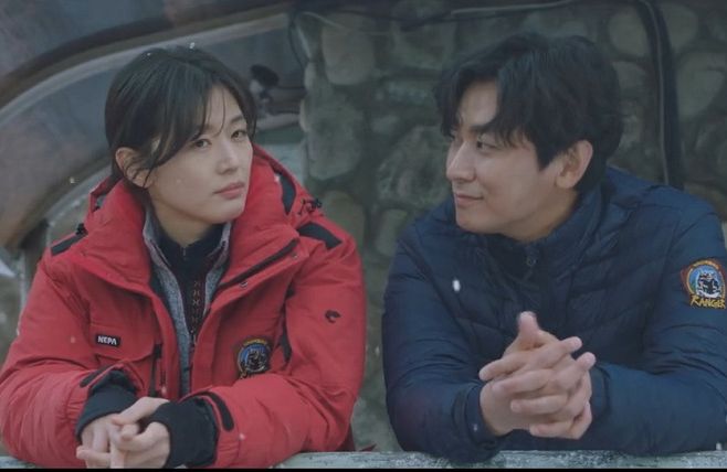 Joo Ji Hoon (kanan) diincar main drakor romantis berjudul Love on a Signle Log Bridge.