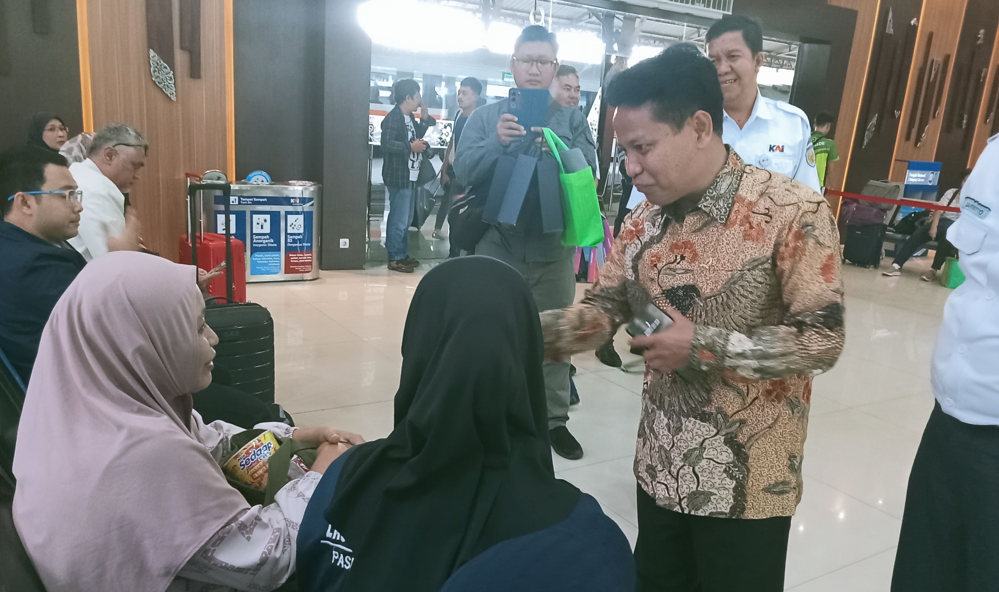 Senator DPD RI Abdul Kholik menyapa penumpang di Stasiun Purwokerto, Jum'at (21/6/2024) usai pertemuan dengan jajaran PT KAI Daop 5 Purwokerto 