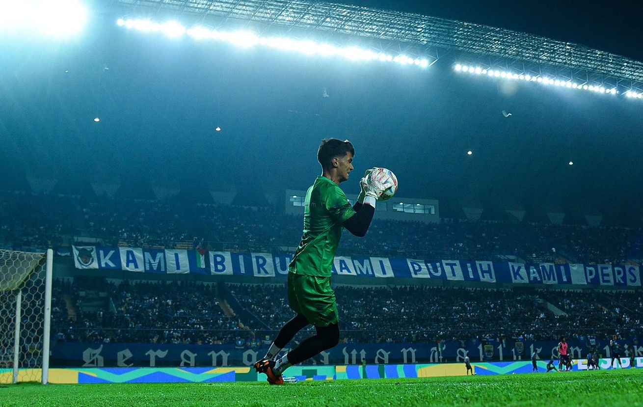 Kiper Persib Bandung Kevin Mendoza saat berlatih menjelang laga kontra Persik Kediri di Stadion GBLA pada Ahad, 10 Desember 2023.