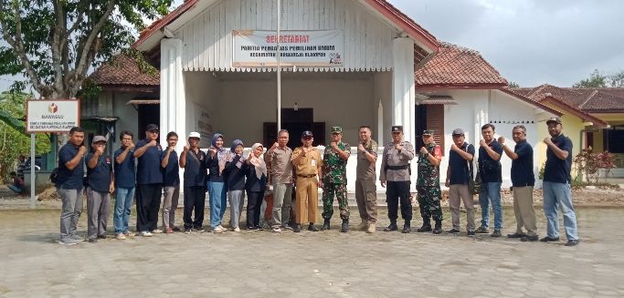 Panwaslu Kecamatan Purwareja Klampok lakukan foto bersama usai rapat koordinasi penertiban APS Pemilu 2024